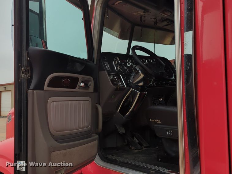 image for item LY9500 2013 Peterbilt 386  semi truck