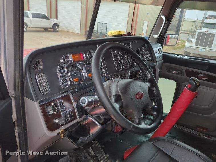 image for item LY9500 2013 Peterbilt 386  semi truck