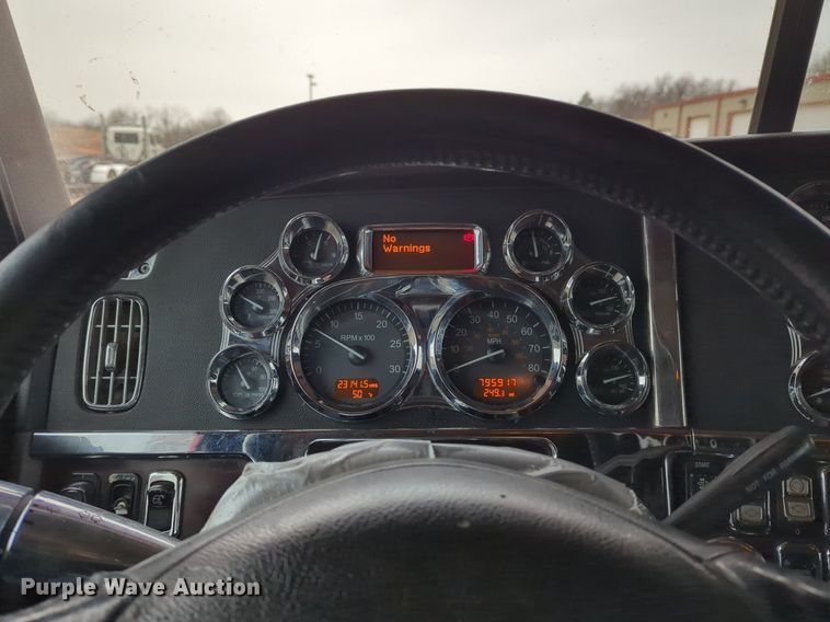 image for item LY9500 2013 Peterbilt 386  semi truck