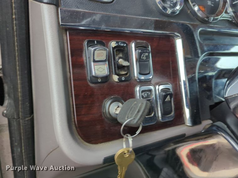 image for item LY9500 2013 Peterbilt 386  semi truck