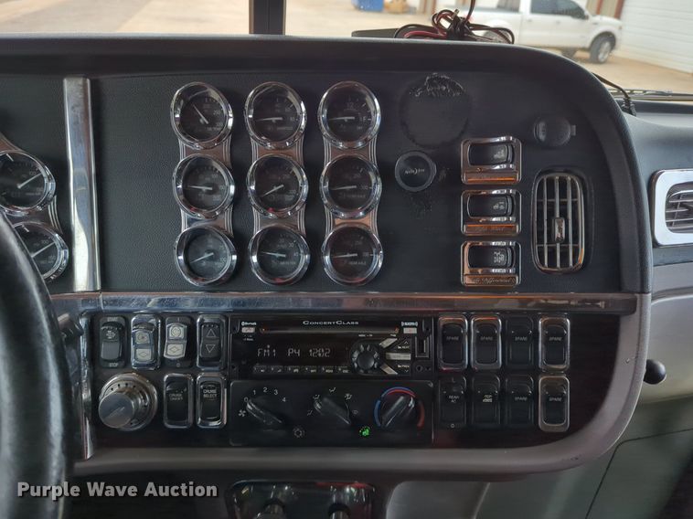 image for item LY9500 2013 Peterbilt 386  semi truck