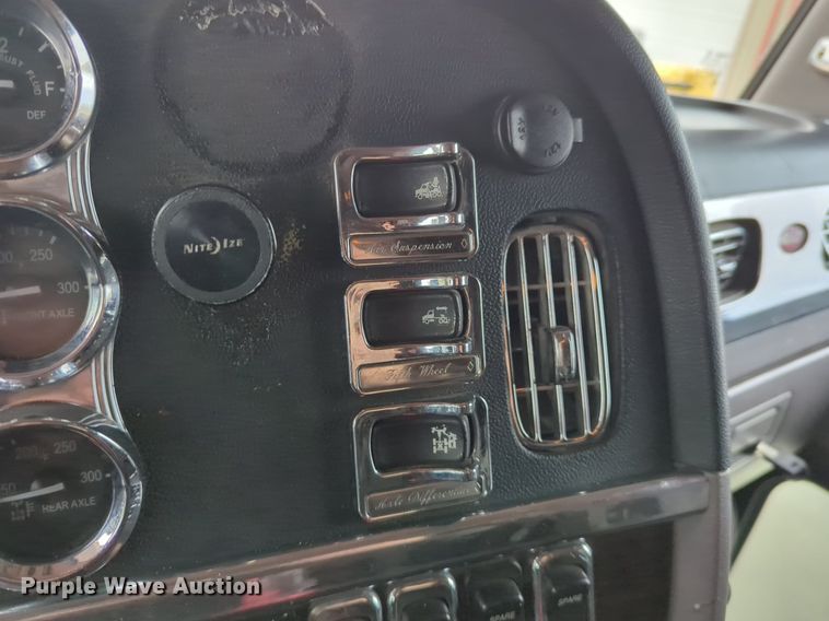 image for item LY9500 2013 Peterbilt 386  semi truck