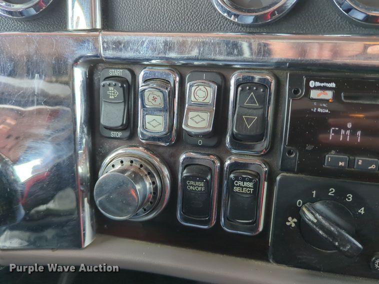 image for item LY9500 2013 Peterbilt 386  semi truck