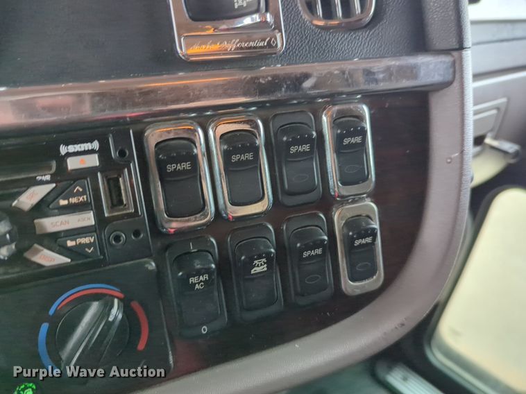 image for item LY9500 2013 Peterbilt 386  semi truck