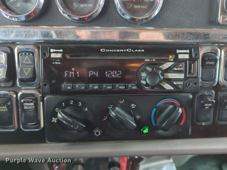 image for item LY9500 2013 Peterbilt 386  semi truck