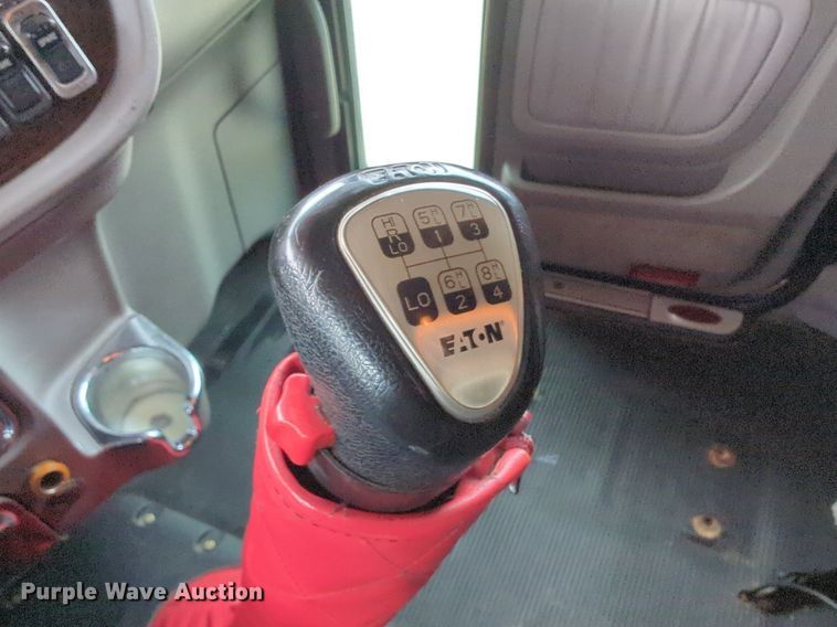 image for item LY9500 2013 Peterbilt 386  semi truck