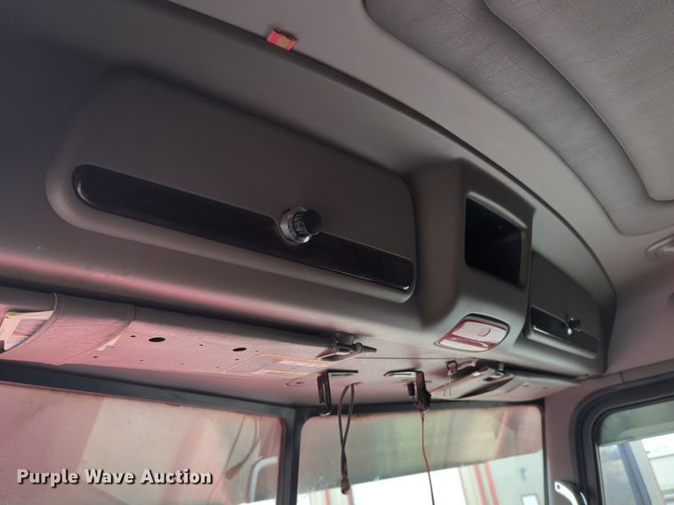 image for item LY9500 2013 Peterbilt 386  semi truck