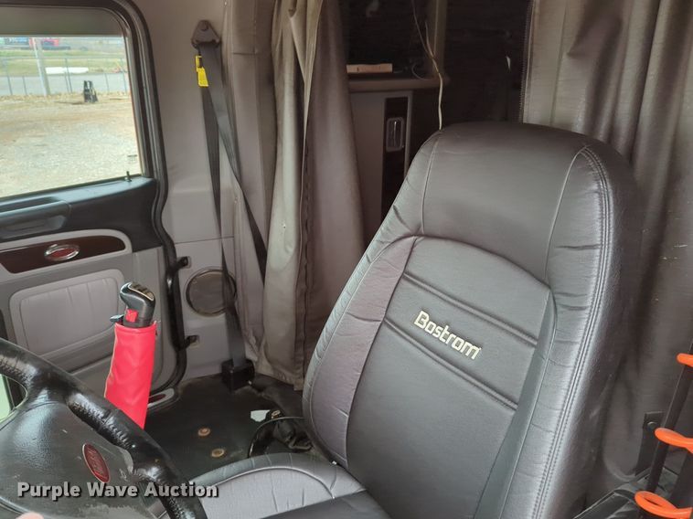 image for item LY9500 2013 Peterbilt 386  semi truck