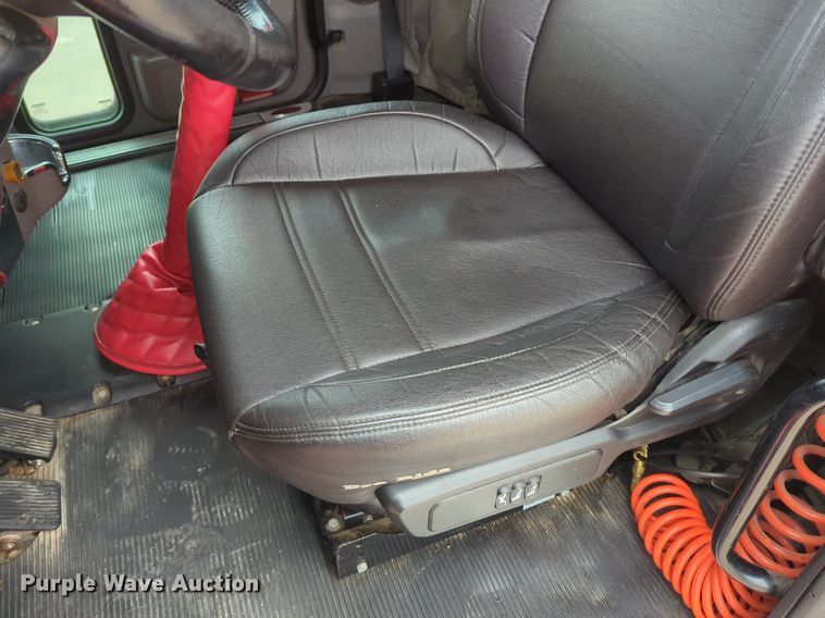 image for item LY9500 2013 Peterbilt 386  semi truck