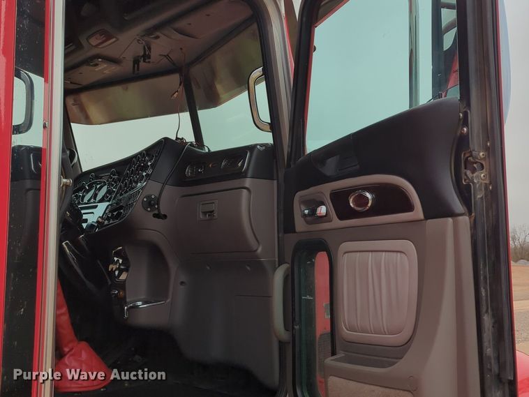 image for item LY9500 2013 Peterbilt 386  semi truck