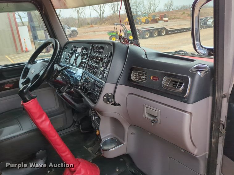 image for item LY9500 2013 Peterbilt 386  semi truck