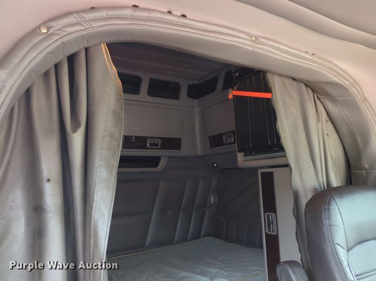 image for item LY9500 2013 Peterbilt 386  semi truck