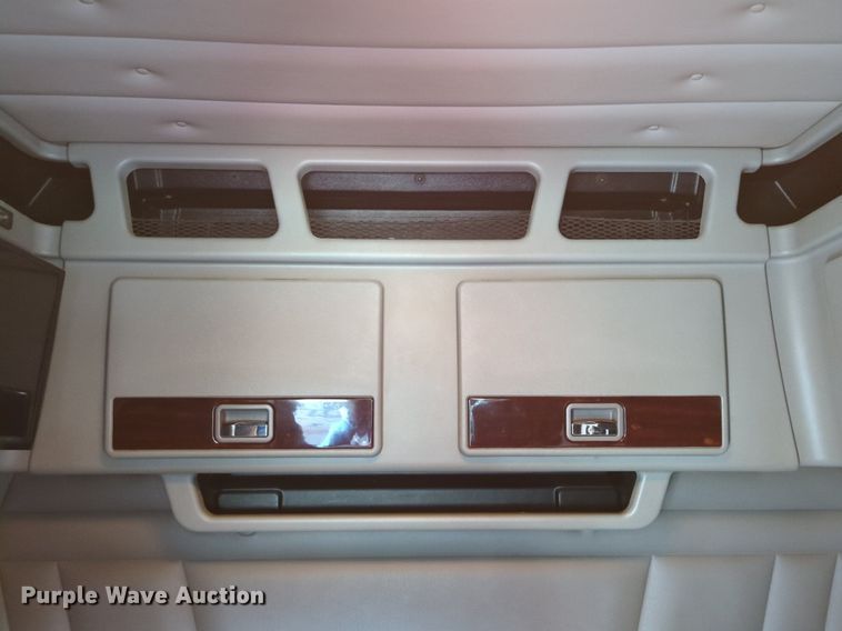 image for item LY9500 2013 Peterbilt 386  semi truck