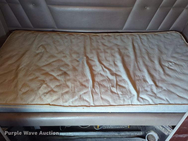 image for item LY9500 2013 Peterbilt 386  semi truck