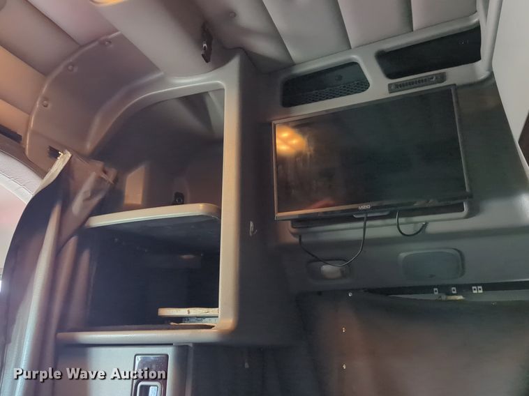 image for item LY9500 2013 Peterbilt 386  semi truck