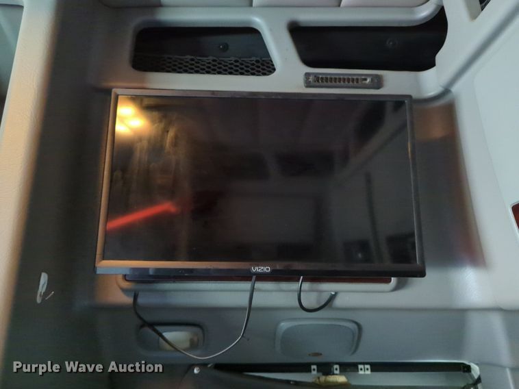 image for item LY9500 2013 Peterbilt 386  semi truck