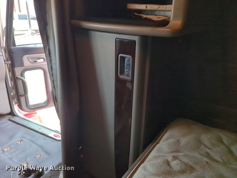 image for item LY9500 2013 Peterbilt 386  semi truck