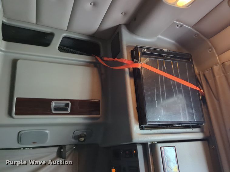 image for item LY9500 2013 Peterbilt 386  semi truck