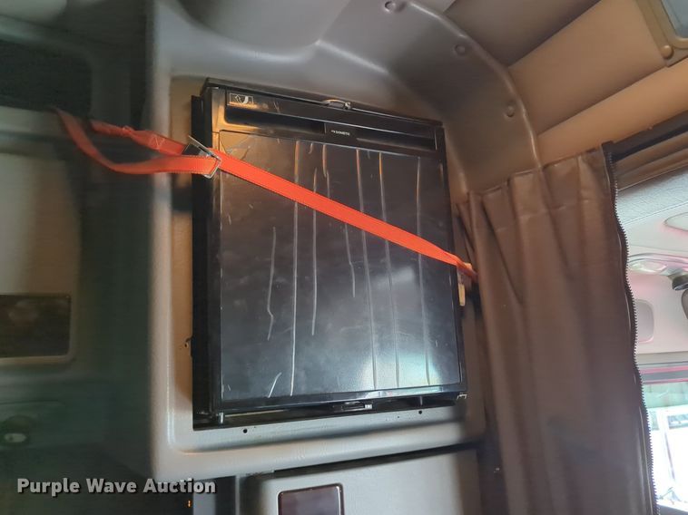 image for item LY9500 2013 Peterbilt 386  semi truck