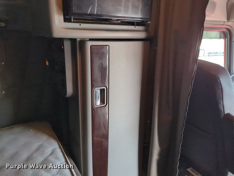 image for item LY9500 2013 Peterbilt 386  semi truck