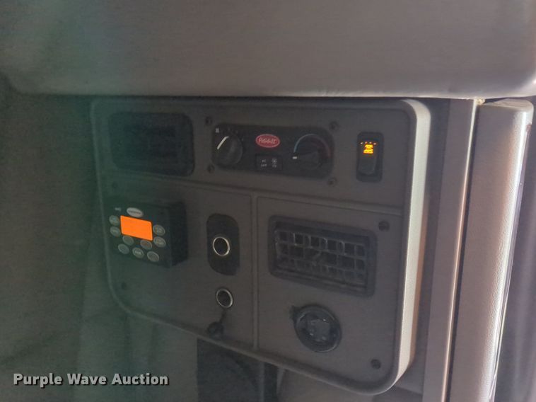 image for item LY9500 2013 Peterbilt 386  semi truck