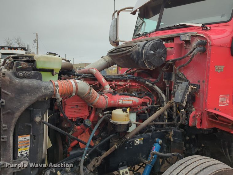 image for item LY9500 2013 Peterbilt 386  semi truck