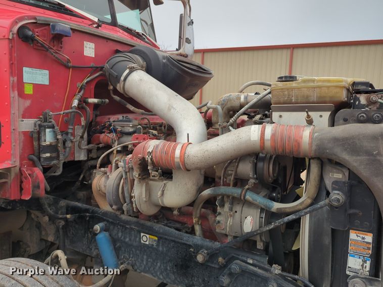 image for item LY9500 2013 Peterbilt 386  semi truck