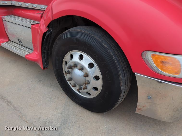 image for item LY9500 2013 Peterbilt 386  semi truck