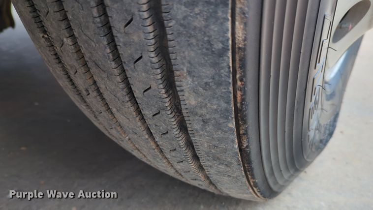 image for item LY9500 2013 Peterbilt 386  semi truck