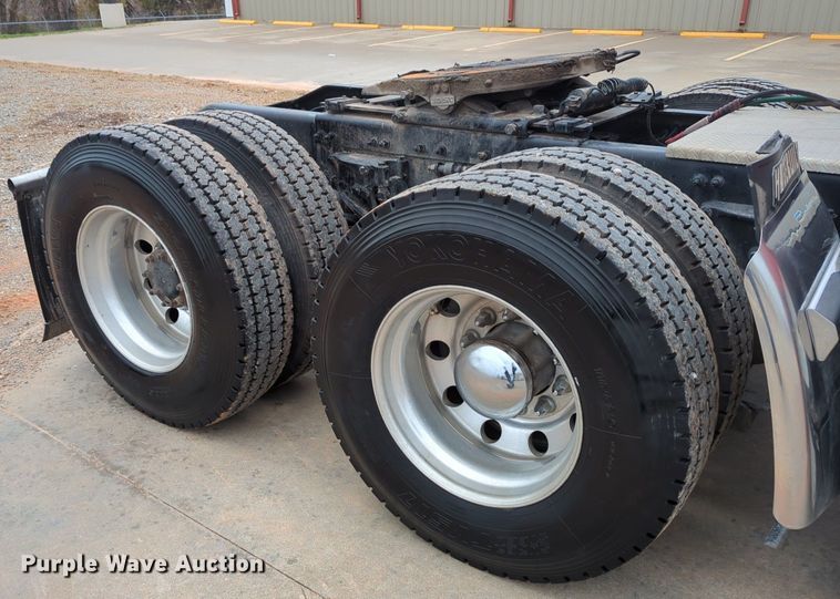 image for item LY9500 2013 Peterbilt 386  semi truck