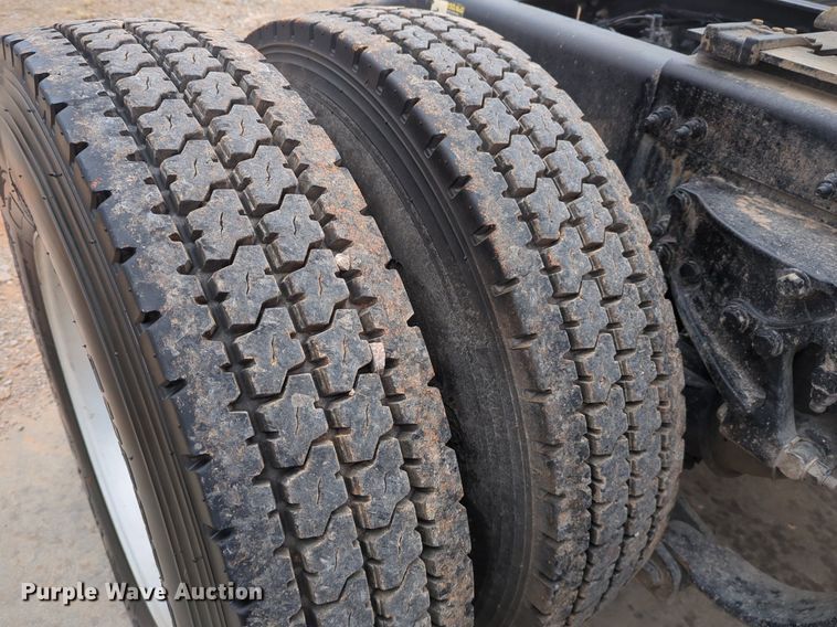 image for item LY9500 2013 Peterbilt 386  semi truck