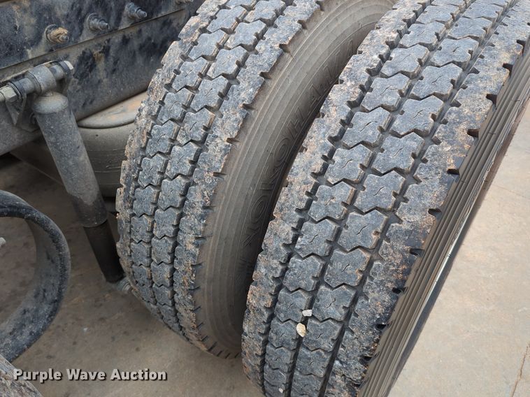 image for item LY9500 2013 Peterbilt 386  semi truck