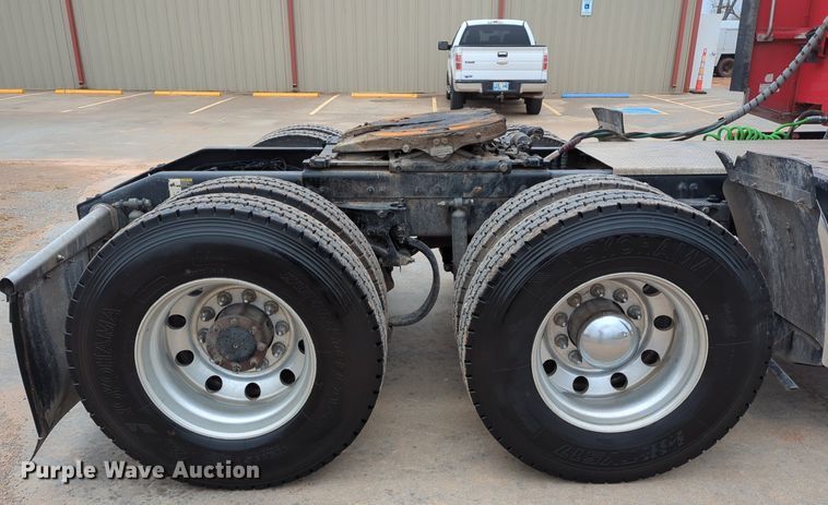 image for item LY9500 2013 Peterbilt 386  semi truck