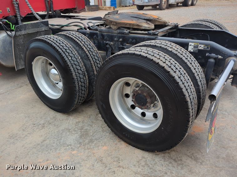 image for item LY9500 2013 Peterbilt 386  semi truck