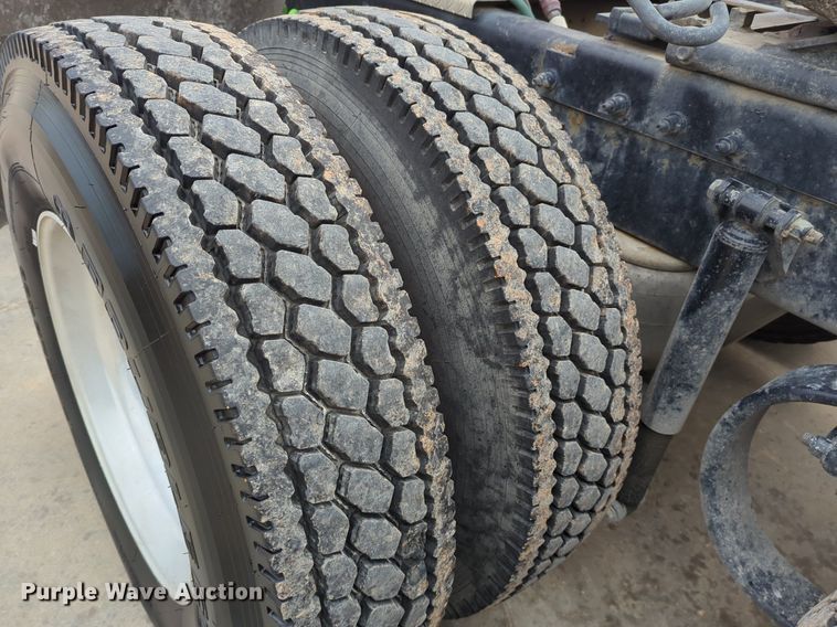 image for item LY9500 2013 Peterbilt 386  semi truck