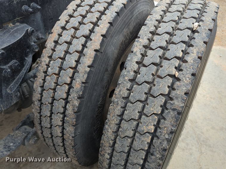 image for item LY9500 2013 Peterbilt 386  semi truck