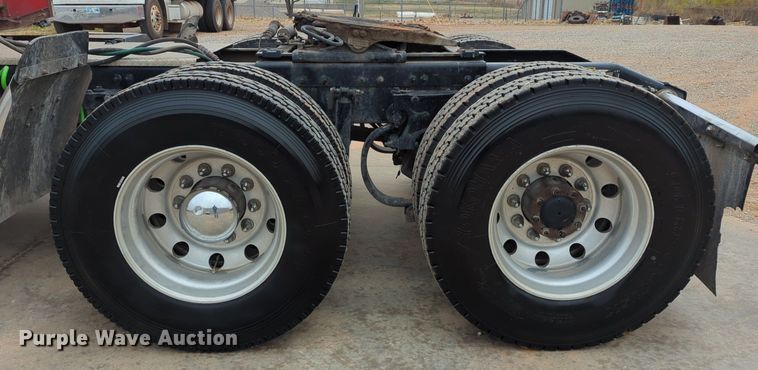 image for item LY9500 2013 Peterbilt 386  semi truck