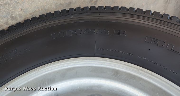 image for item LY9500 2013 Peterbilt 386  semi truck