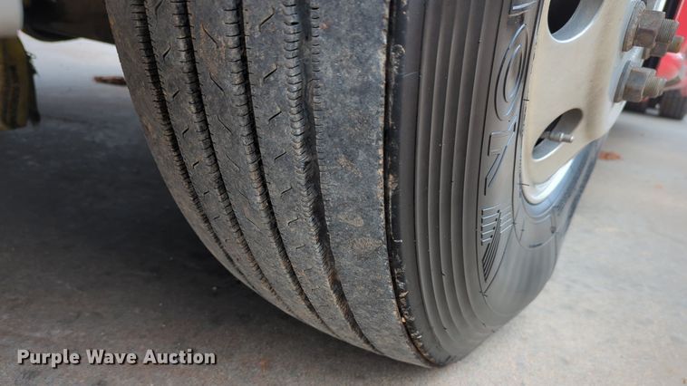 image for item LY9500 2013 Peterbilt 386  semi truck