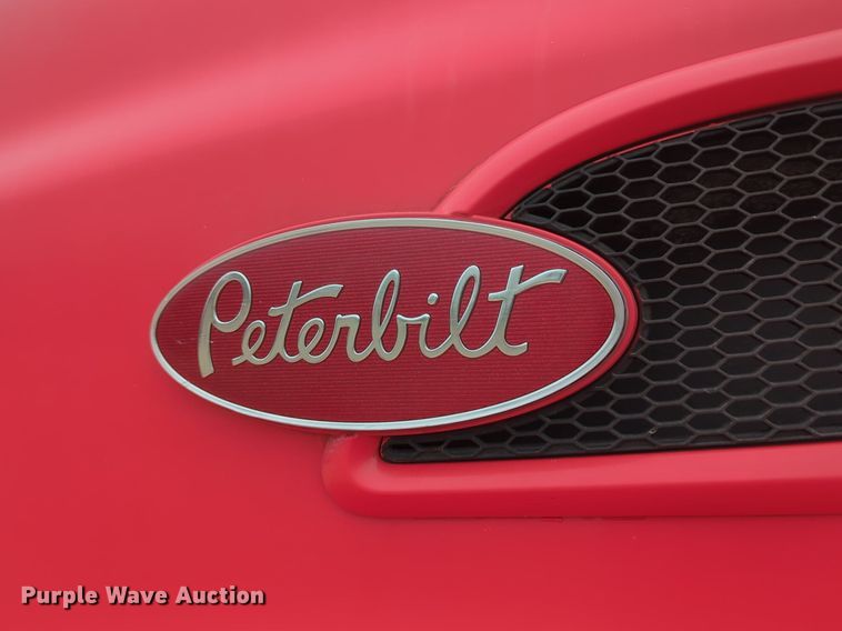 image for item LY9500 2013 Peterbilt 386  semi truck