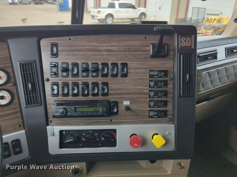 image for item LY9501 2016 Freightliner Coronado 122SD  semi truck