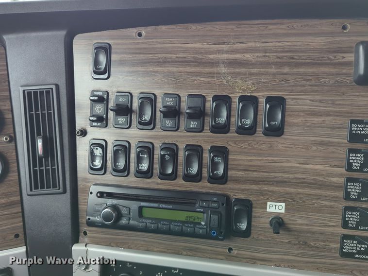 image for item LY9501 2016 Freightliner Coronado 122SD  semi truck