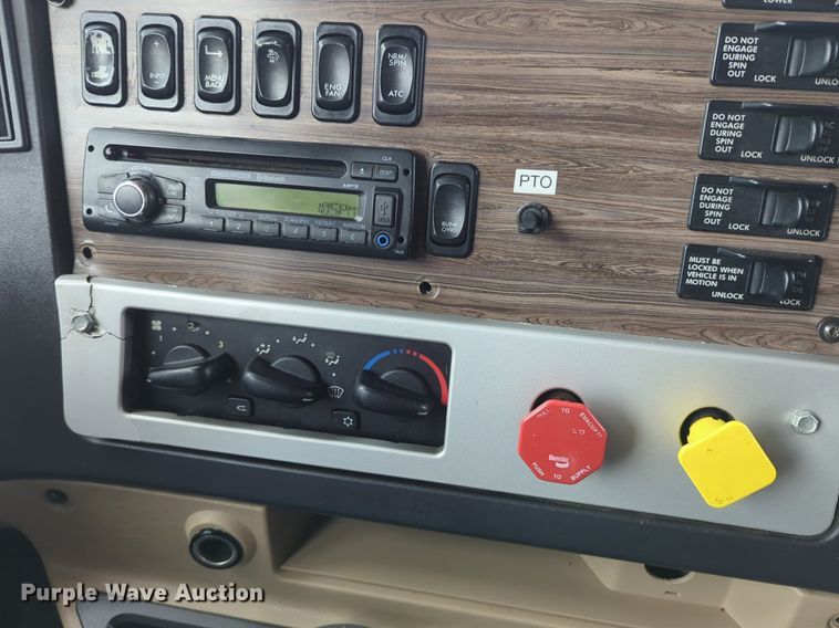 image for item LY9501 2016 Freightliner Coronado 122SD  semi truck