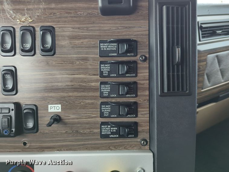 image for item LY9501 2016 Freightliner Coronado 122SD  semi truck