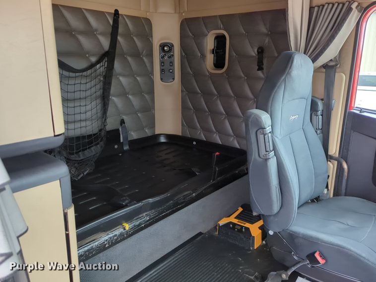 image for item LY9501 2016 Freightliner Coronado 122SD  semi truck