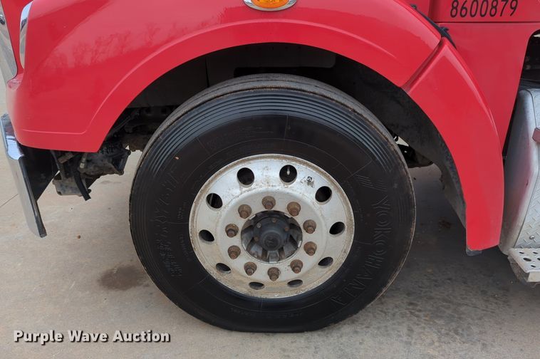 image for item LY9501 2016 Freightliner Coronado 122SD  semi truck