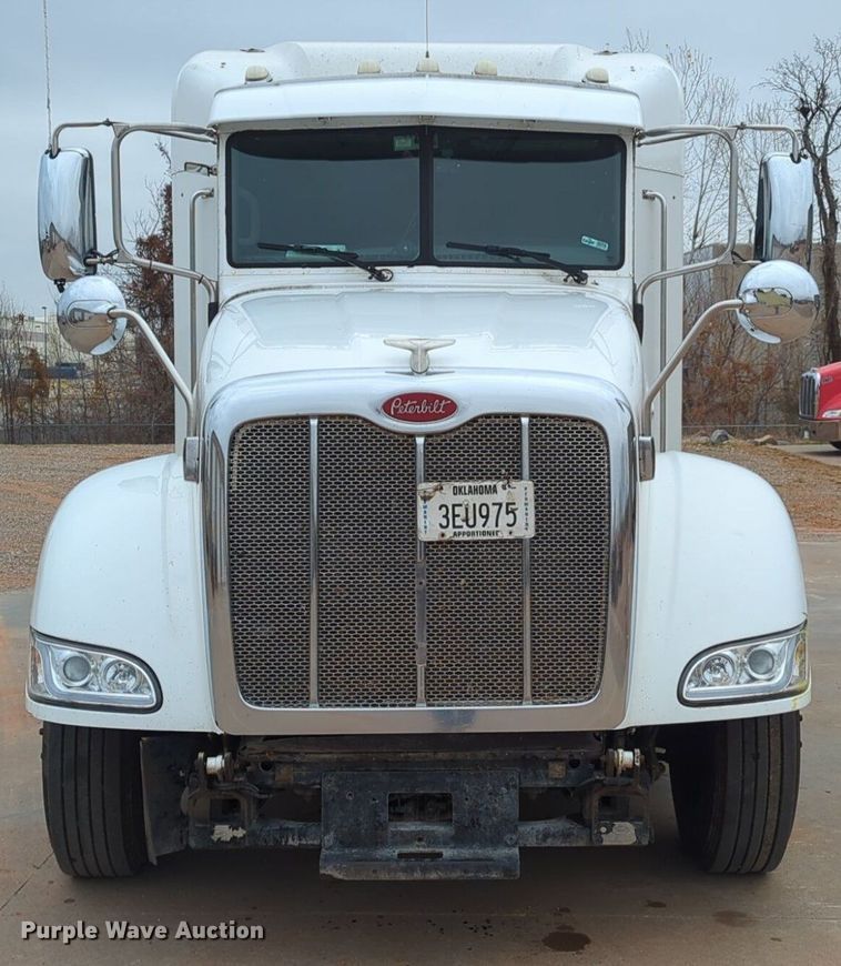image for item LY9502 2015 Peterbilt 386  semi truck