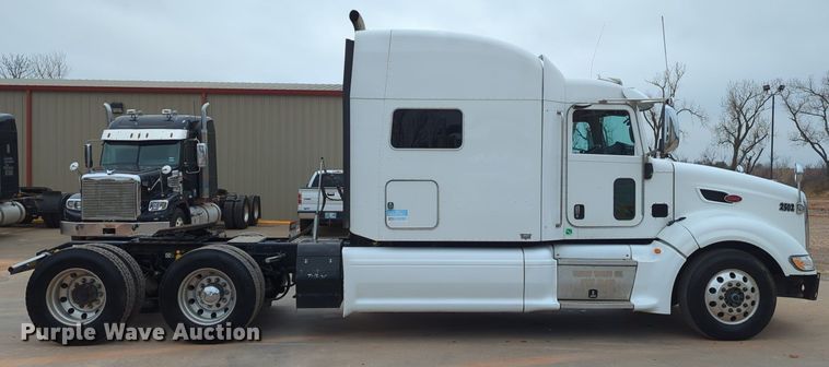 image for item LY9502 2015 Peterbilt 386  semi truck