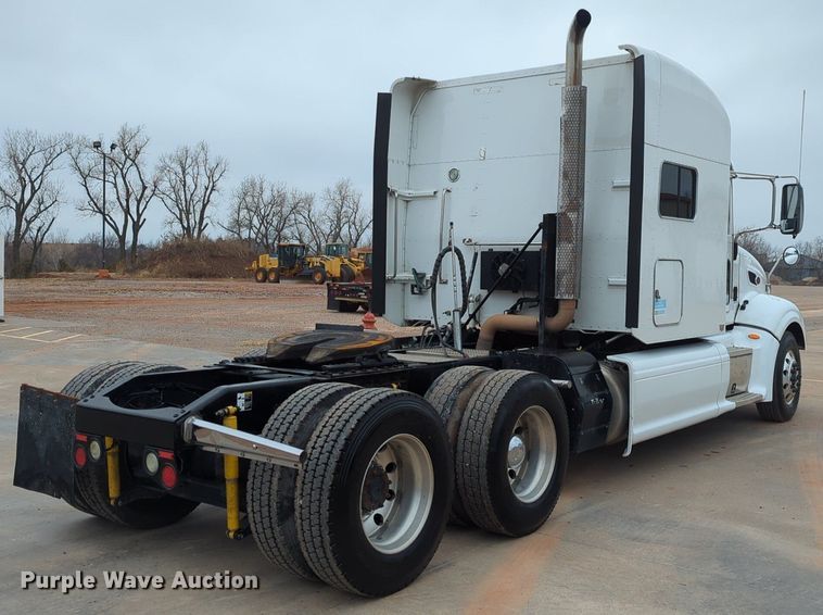image for item LY9502 2015 Peterbilt 386  semi truck
