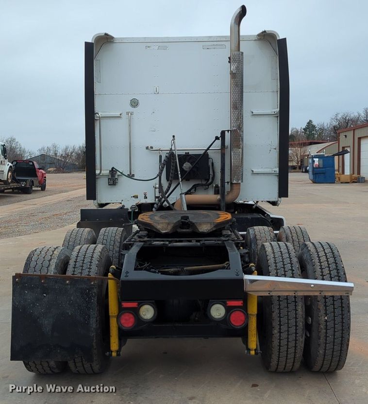 image for item LY9502 2015 Peterbilt 386  semi truck